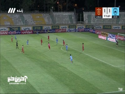 شوت بازیکن چادرملو راهی به دروازه پرسپولیس نداشت