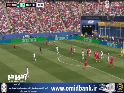 لارسن مقابل در دروازه فرانسه توپ را به بیرون زد