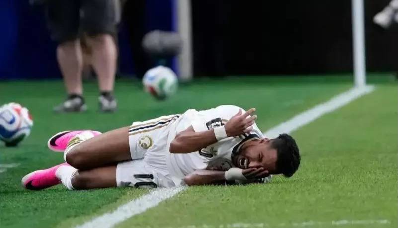 مرد سال آسیا از جام جهانی اخراج شد!