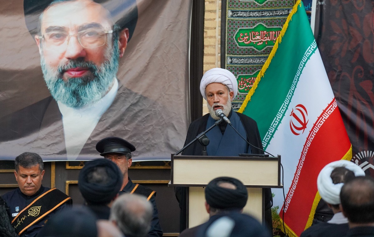 اطاعت بدون افراط و تفریط از نایب امام زمان بر همگان واجب است