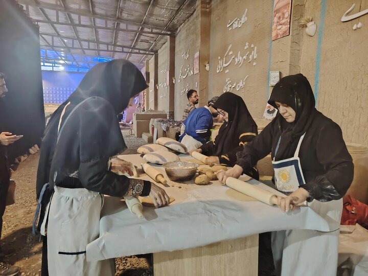پخت ۴۰ هزار نان و ۷۰ گونه حلوای آیینی همزمان با تشییع رهبر شهید انقلاب در قم