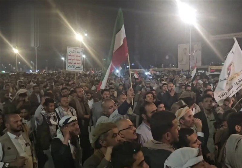 تجمع مردم صنعا در قدردانی از ایران برای شکستن محاصره یمن