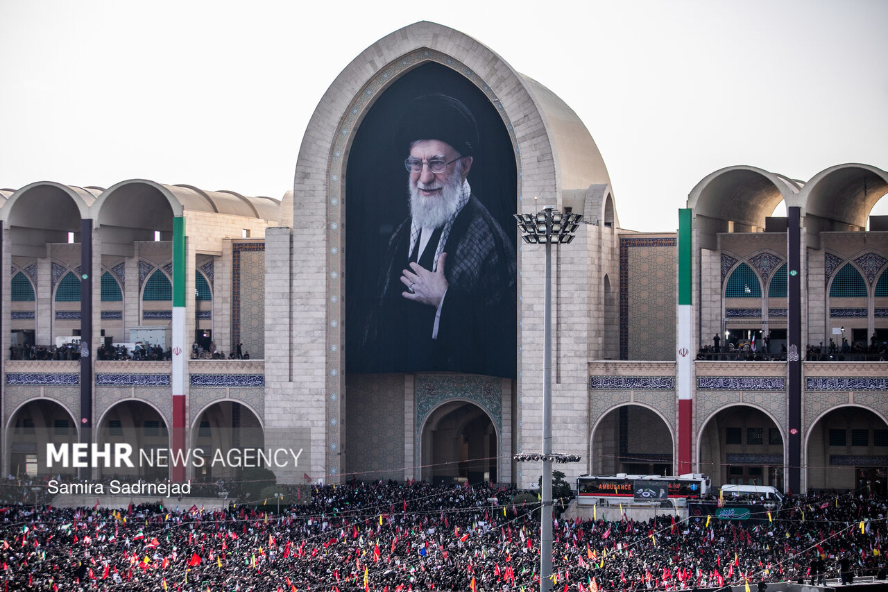 حضور دشمن‌شکن در تشییع امام شهید تکمیل‌کننده حماسه ملت ایران است
