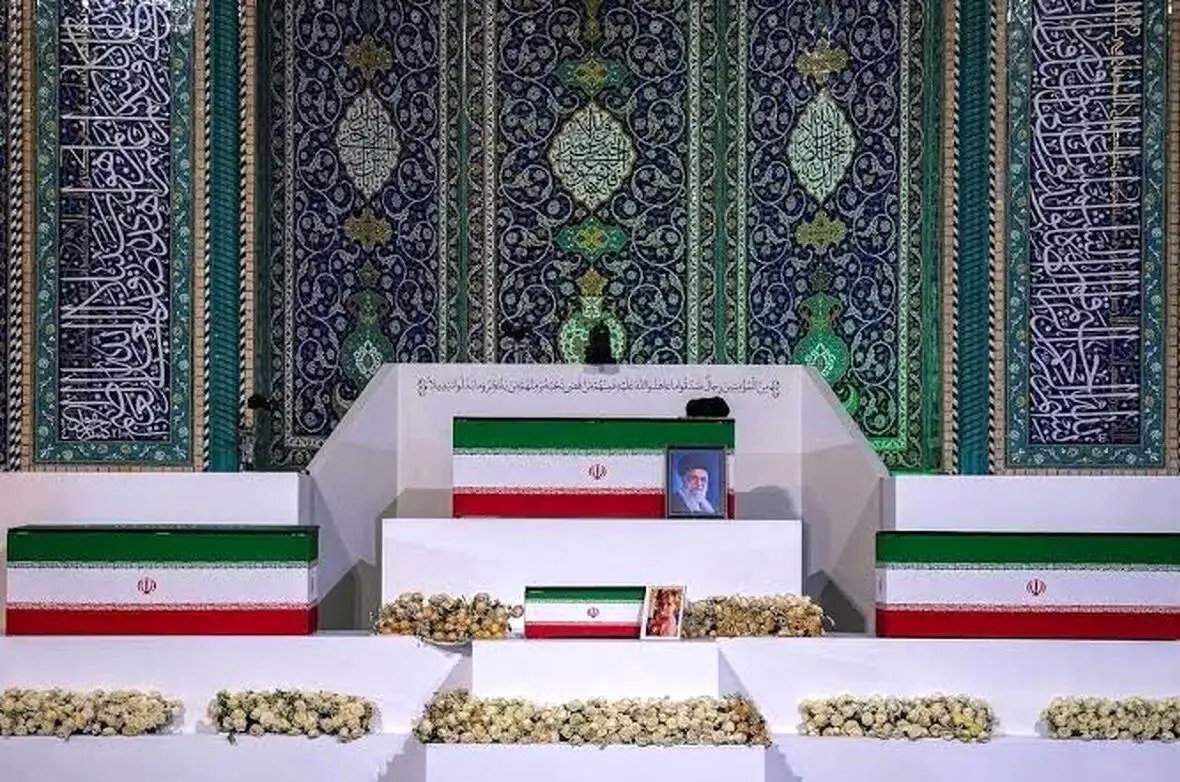 پیکر رهبر شهید به قم رسید/ لحظه فرود بالگرد حامل پیکر رهبر شهید در مسجد جمکران/ ویدئو
