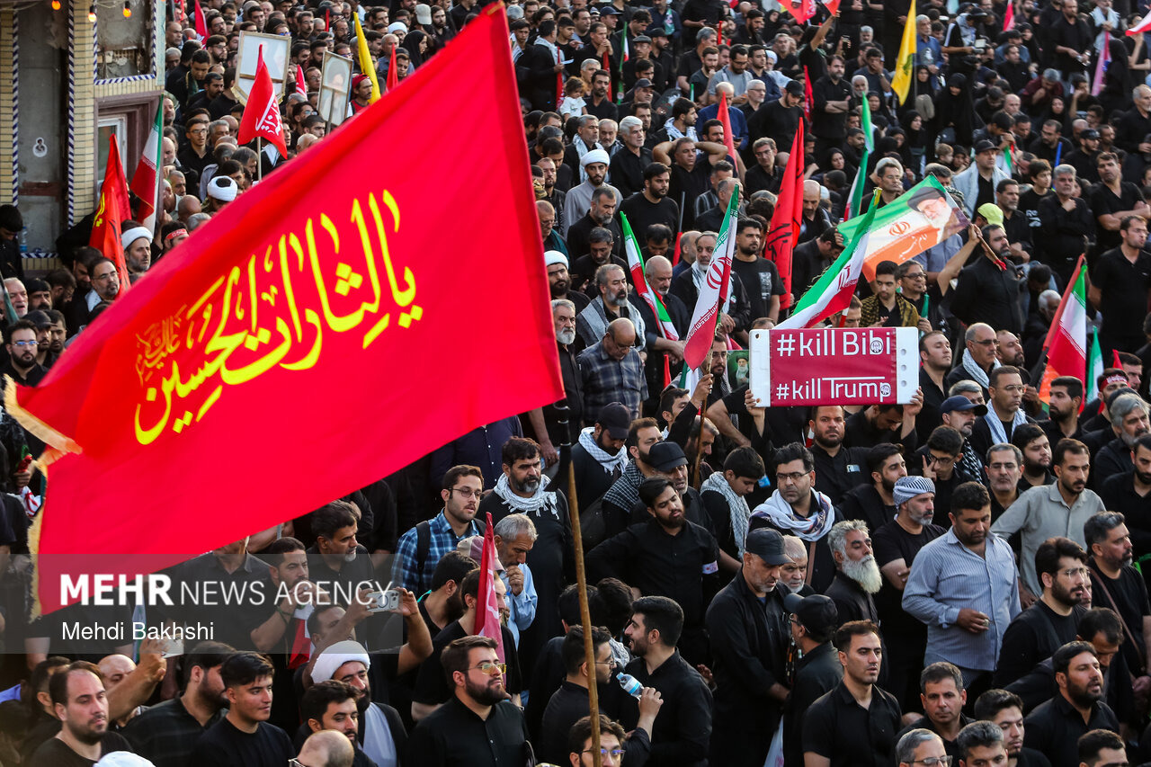 پرچم های مقاومت عراق در بین زائران آقای شهید ایران در قم