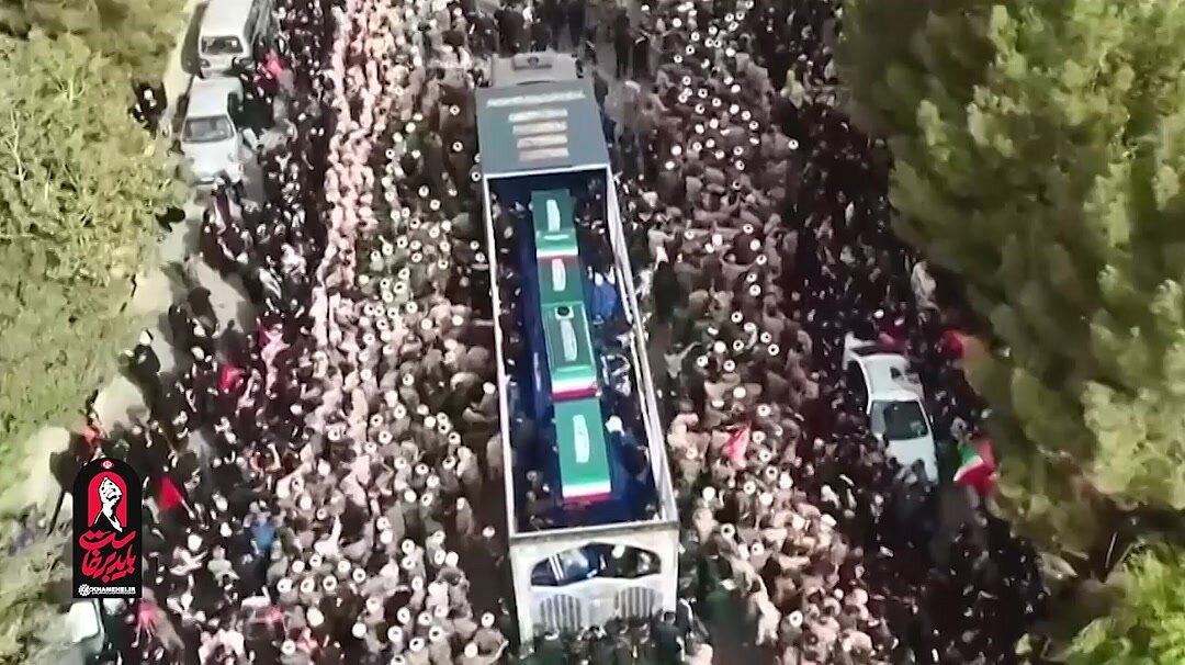 ویدیو | لحظه ورود خودروی حامل پیکر رهبر شهید به مسیر تشییع قم