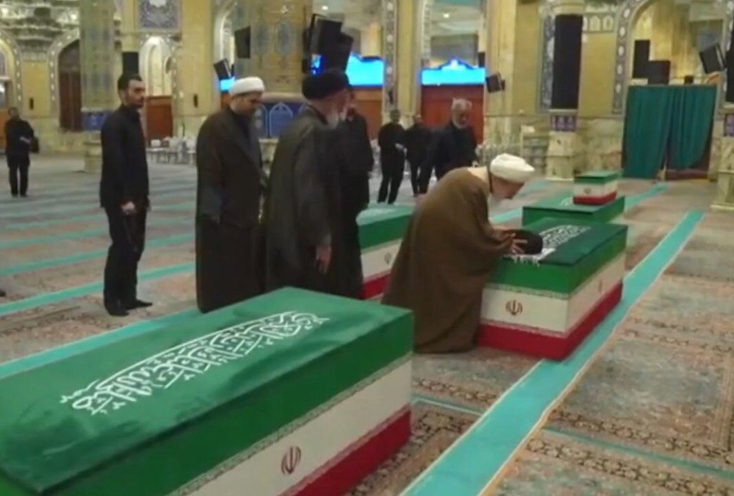 وداع آیت‌الله جوادی آملی با پیکر مطهر رهبر شهید در مسجد مقدس جمکران