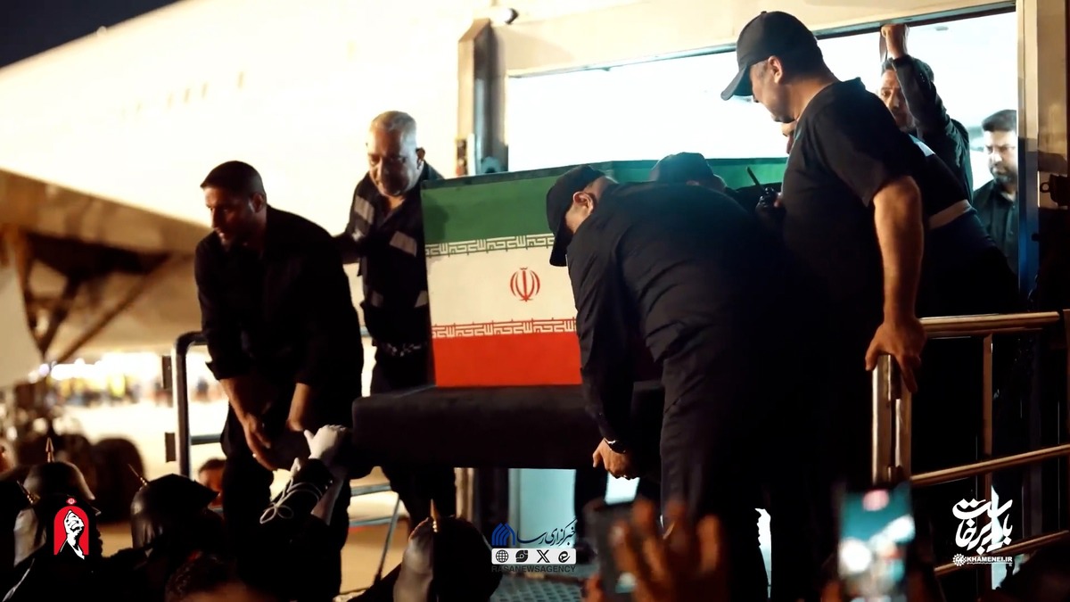 ورود پیکر مطهر رهبر شهید انقلاب اسلامی به فرودگاه نجف اشرف