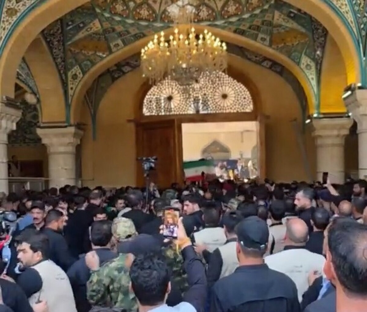 لحظۀ ورود پیکر مطهر رهبر شهید انقلاب اسلامی به حرم امیرالمومنین علیه‌السلام از نمای دیگر