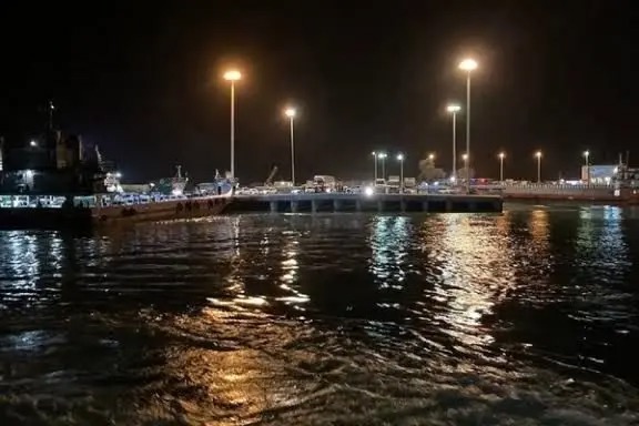 حملات دوباره به بندرعباس، چابهار، کنارک و سیریک / ارتش آمریکا از دور تازه حملات علیه ایران خبر داد/ پرواز هواپیماهای جنگی بر فراز جزیره کیش/ ۱۰ انفجار در چابهار و کنارک؛ برق بخشی از چابهار قطع شد/ شنیده شدن صدای جنگنده در اصفهان