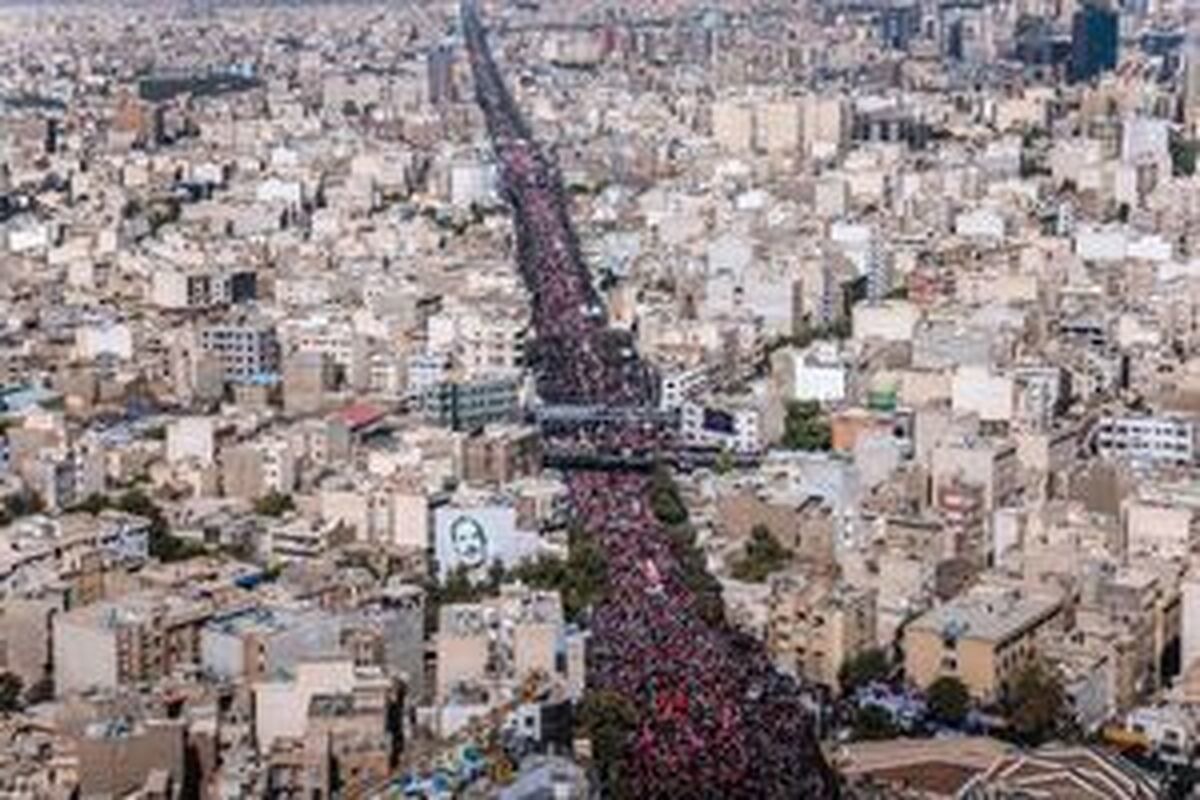 گزارش المانیتور از لحظه تاریخی ایران: سیل جمعیت در تشییع آیت‌الله خامنه‌ای «تاب‌آوری» را به «اهرم فشار» تبدیل کرد