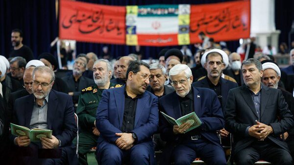 مراسم گرامیداشت رهبر شهید در مصلی تهران آغاز شد/ حضور گسترده اقشار مختلف با پرچم‌ها و پلاکاردهای مقاومت