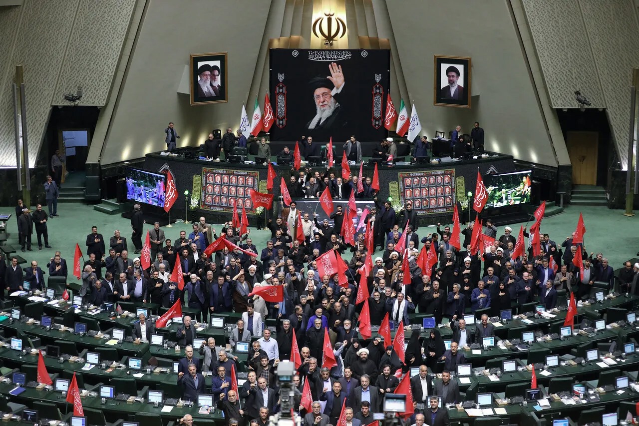 بازگشایی مجلس پس از ۴ ماه/ خیزش نمایندگان با پرچم یا لثارات الحسین