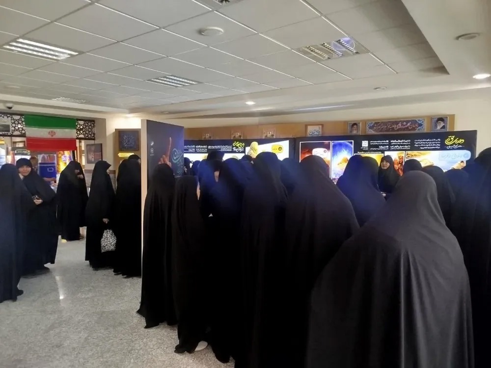 بازدید گروهی خادمان و مسئولان خواهر حرم حضرت معصومه از نمایشگاه «بانوی ایرانی»