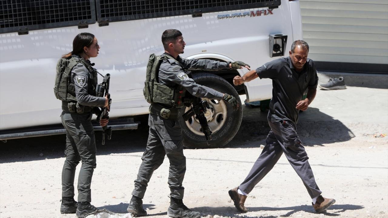 ویدیو | لحظه سقوط سرباز اسرائیلی هنگام تعقیب یک جوان فلسطینی