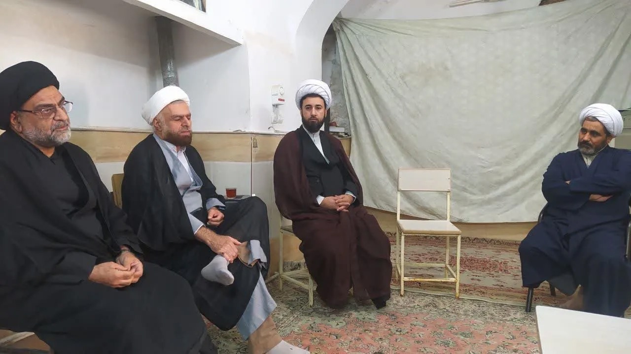 رهبر جامعه اسلامی، نائب امام معصوم (ع) است