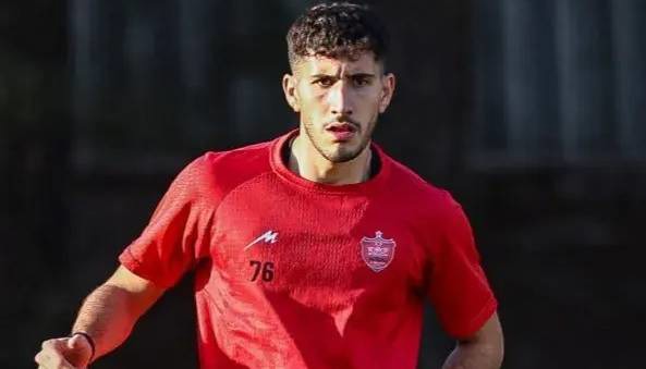 سمت راست گل‌گهر، در قُرُق یک پرسپولیسی