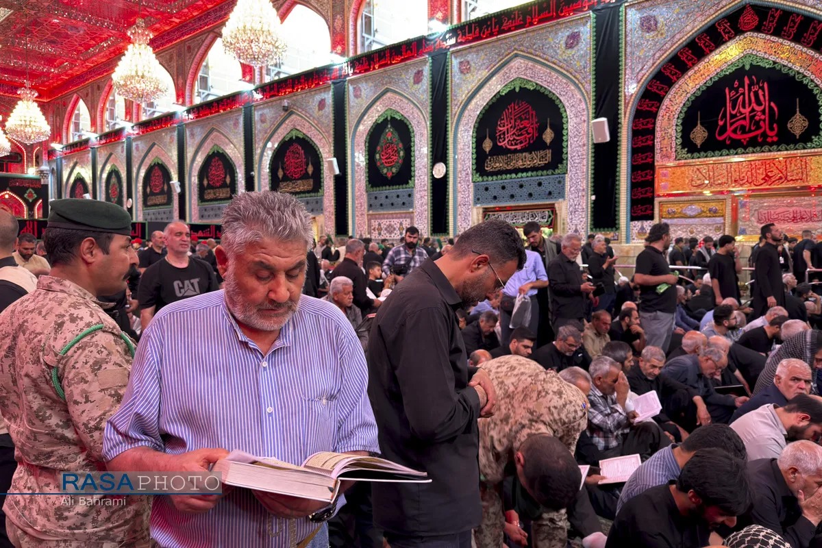 حضور زائران اربعین در حرم‌های مطهر سیدالشهدا و حضرت عباس (علیهماالسلام)