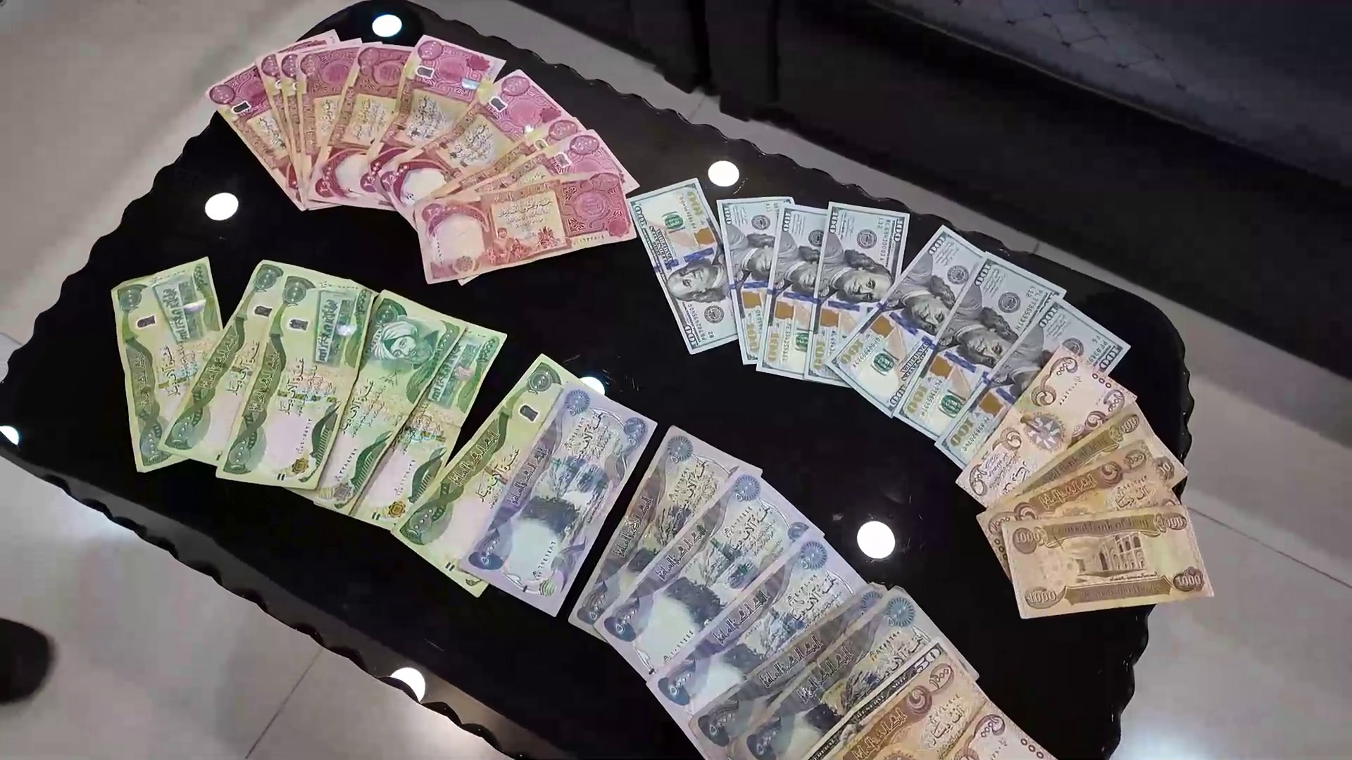 دستگیری ۲۵ دلال ارز در قم؛ کشف ۵۰ میلیارد ریال ارز قاچاق