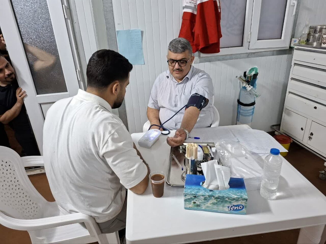 ۱۲۰ نیروی هلال احمر قمی در طریق الحسین خدمت رسانی کردند