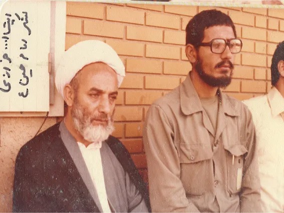 رزمنده‌ای که پرچم فتح خرمشهر را بر بلندای مسجد جامع برافراشت
