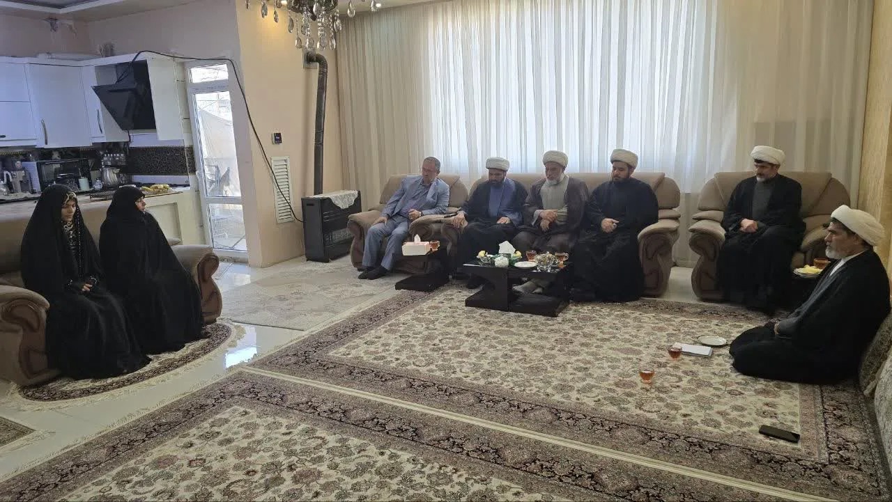 دیدار رئیس مرکز خدمات حوزه با خانواده شهید روحانی مدافع‌حرم حجت الاسلام علوی‌نسب
