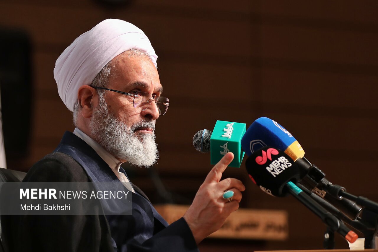 آیت الله اعرافی: ایستادگی ملت ایران در برابر استکبار جهان را متحیر کرد