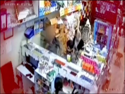 تصاویری وحشتناک از زورگیری خشن با چاقو | آخرین خبر