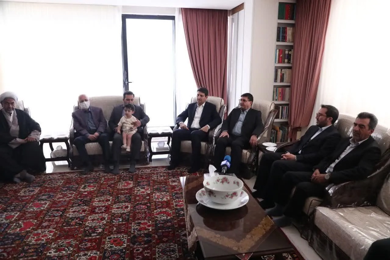 دیدار وزیر ارتباطات با خانواده شهید اردشیر رئیسی دهکردی