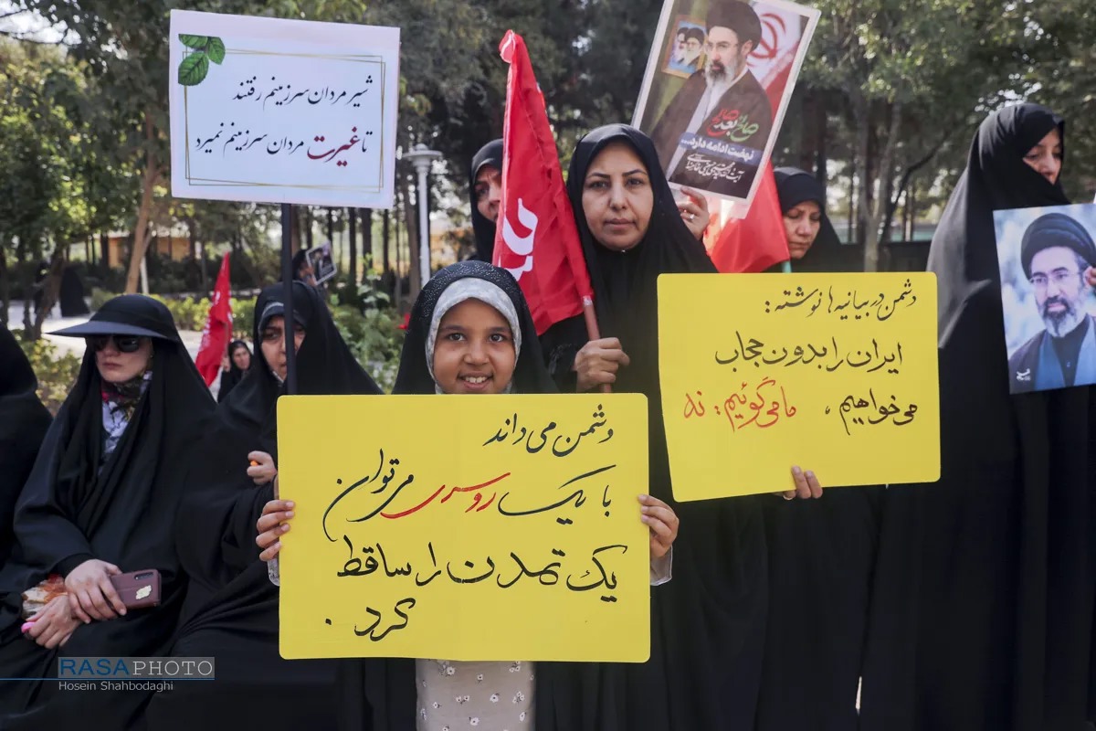 زنجیره انسانی مدافعان حجاب وعفاف در قم