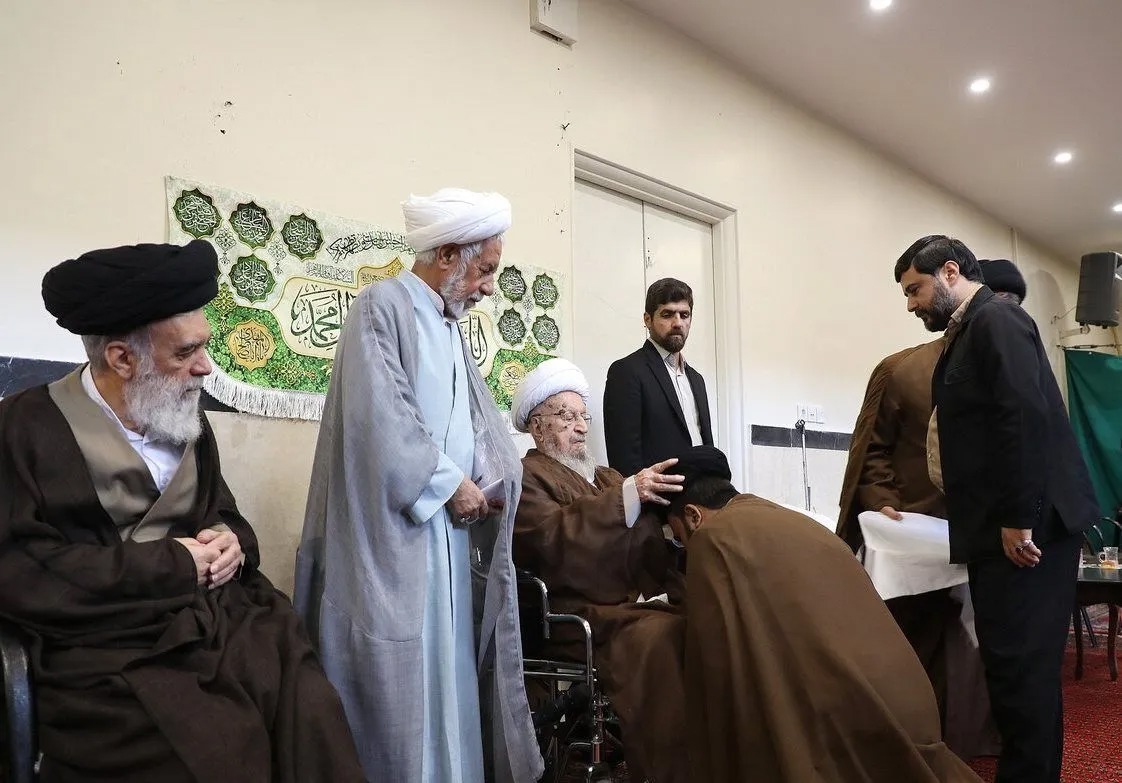مراسم عمامه گذاری طلاب با حضور آیت الله مکارم شیرازی برگزار شد