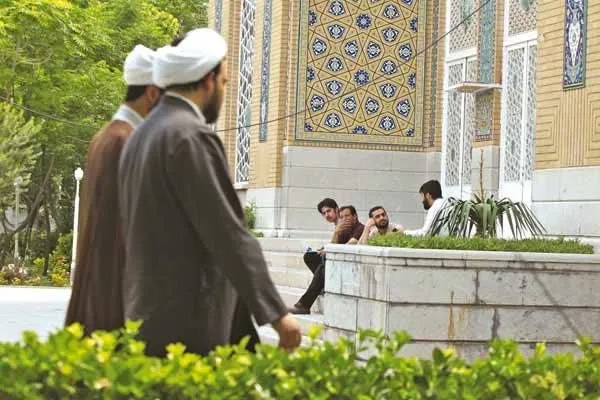 طلبه و سرمایه اجتماعی / راه کاهش فاصله میان مردم و روحانیت