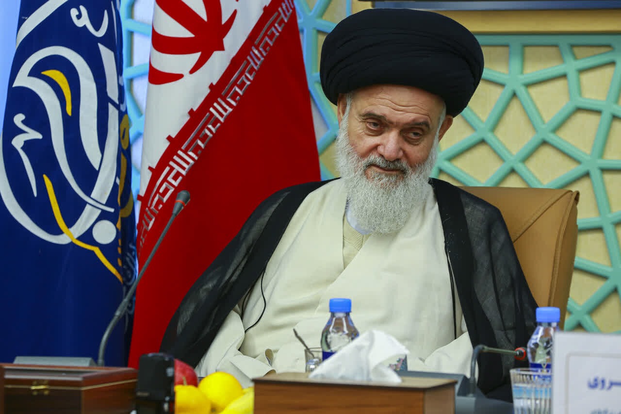 آیت‌الله حسینی بوشهری: مدارس باید از آسیب‌های فضای مجازی مصون بمانند