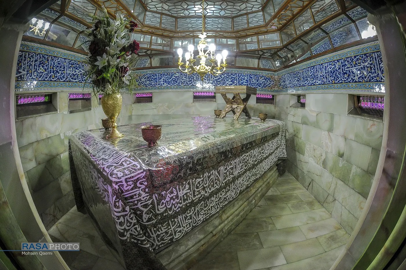 نمایی از داخل ضریح مطهر حرم حضرت معصومه (سلام‌الله‌علیها)