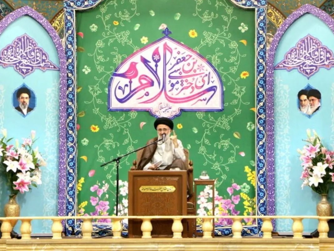 نماز از مهم‌ترین محورهای تربیت خانوادگی است
