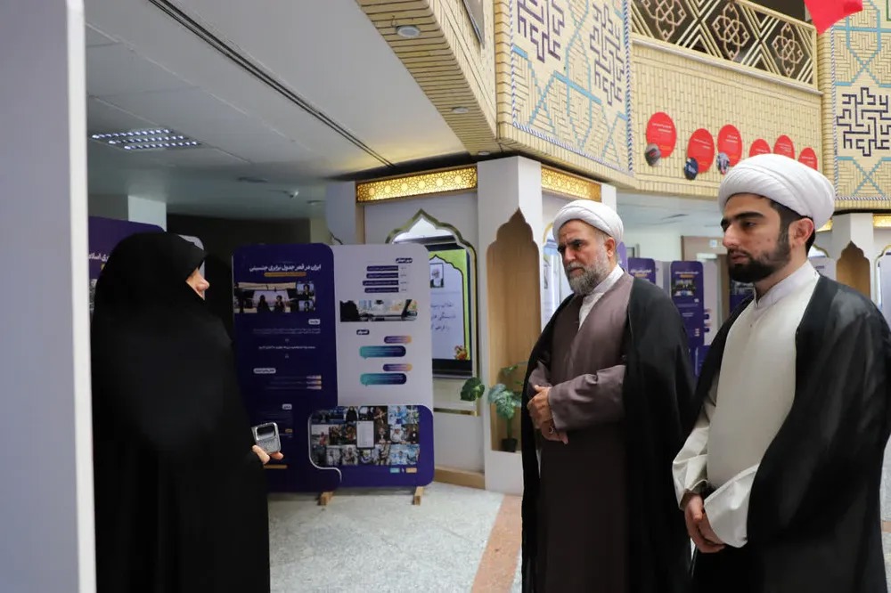 بازدید معاون تبلیغ حوزه علمیه قم از نمایشگاه «بانوی ایرانی، الگوی سوم»