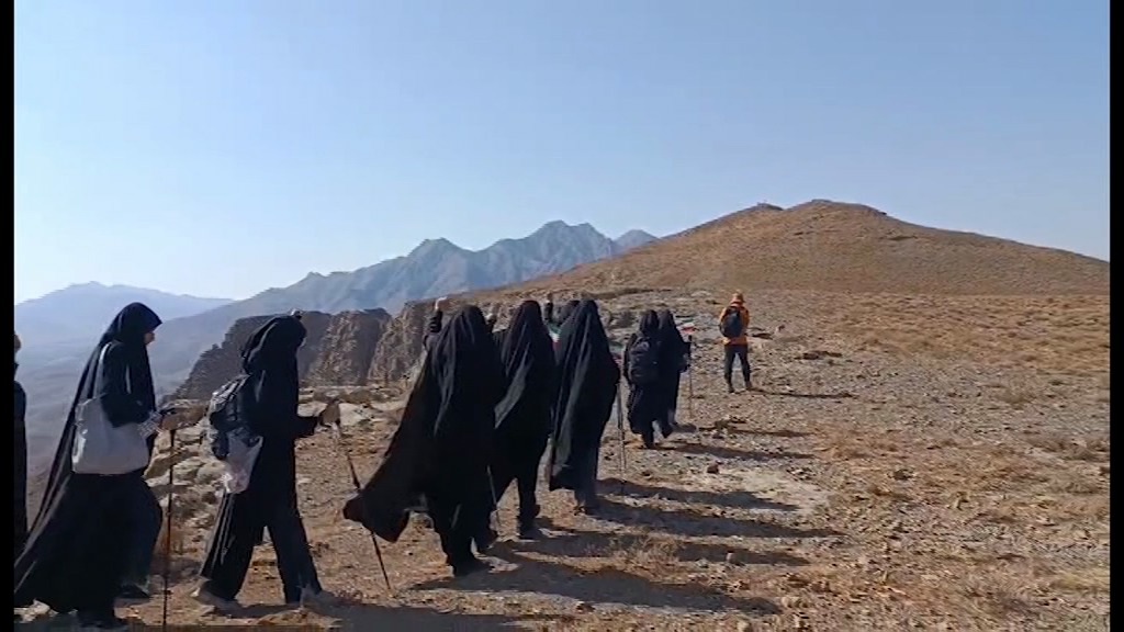 صعودبانوان کوهنورد قمی به ارتفاعات هلیل شهرستان کهک