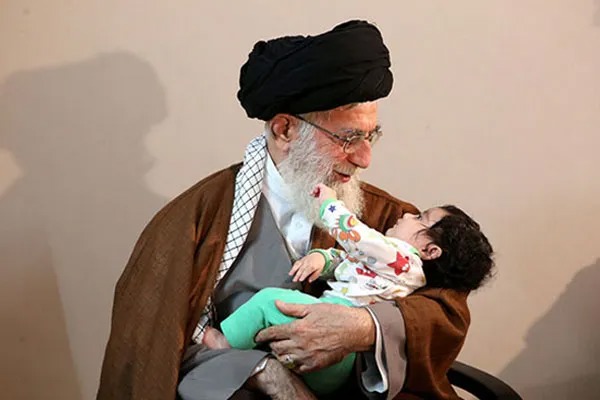 محبت و عاطفه؛ محور اصلی تربیت در مکتب امام شهید