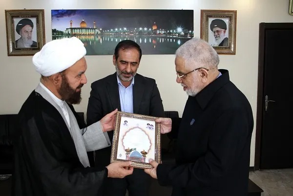 پروفسور شجاعی‌فرد، خادم افتخاری حرم مطهر حضرت شاهچراغ شد