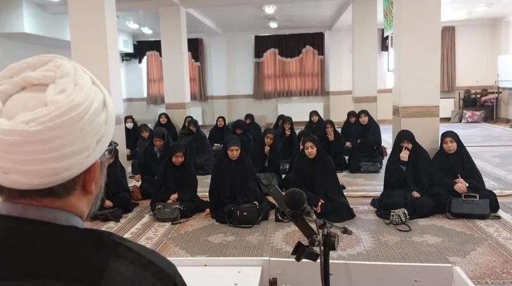 معاون آموزش حوزه‌های علمیه خواهران کشور در جمع طلاب مرند حضور یافت