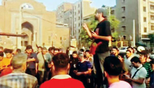 ماجرای گلریزان مردم برای خرید موتورسیکلت یک پیک‌ موتوری