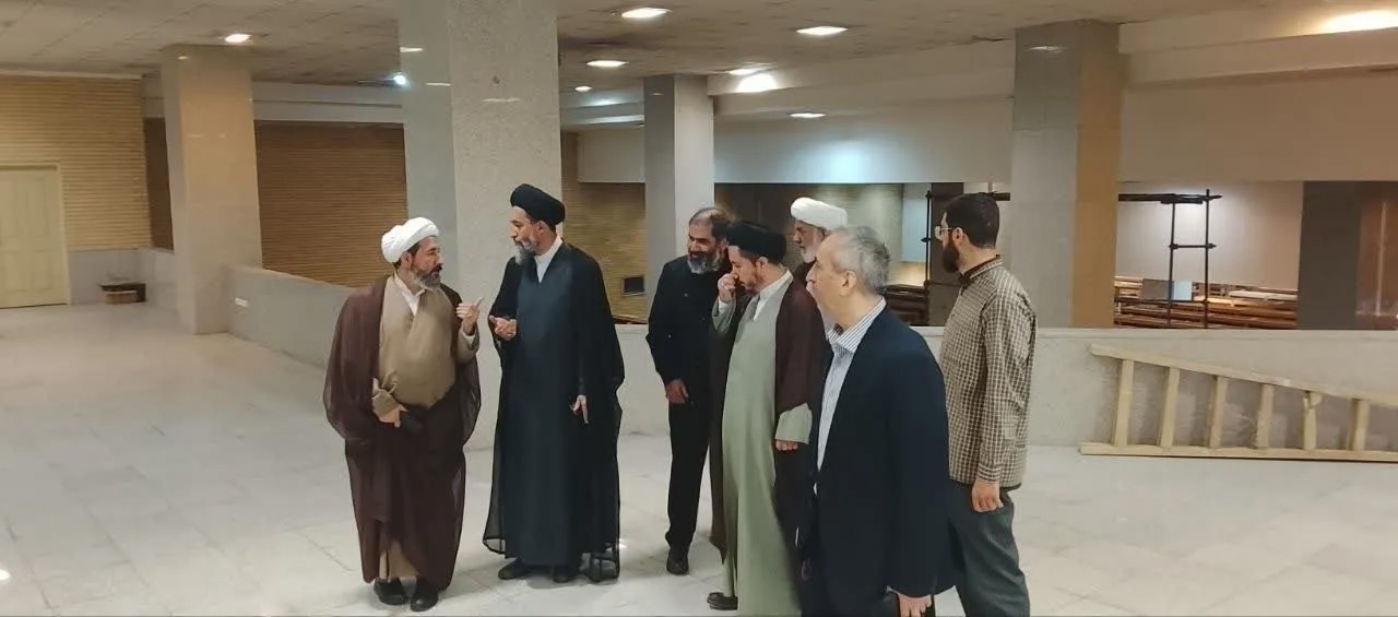 بازدید مدیران حوزوی از گنجینه نسخ خطی مصلای امام خمینی+ تصاویر