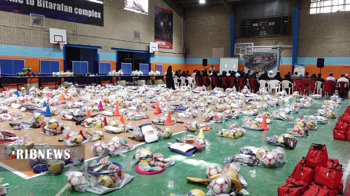 توزیع اقلام ورزشی و بهداشتی در مدارس قم