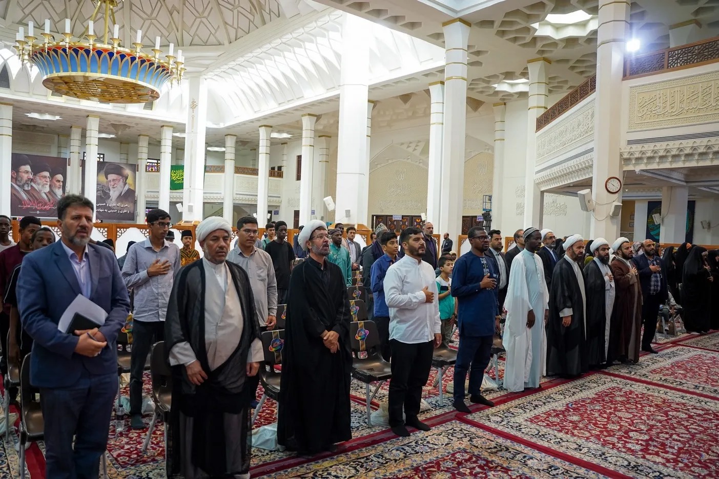 گردهمایی طلاب و مبلغین جامعه المصطفی از ۱۸ ملیت در حرم مطهر شاهچراغ