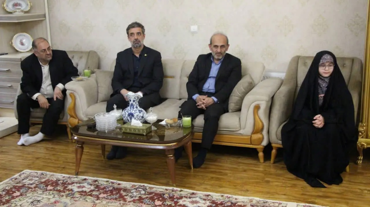 رئیس رسانه ملی با خانواده شهید مهدی بزرگی دیدار و از آنان تجلیل کرد