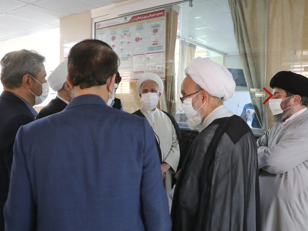 عیادت نماینده مقام معظم رهبری از آیت‌الله شبیری زنجانی