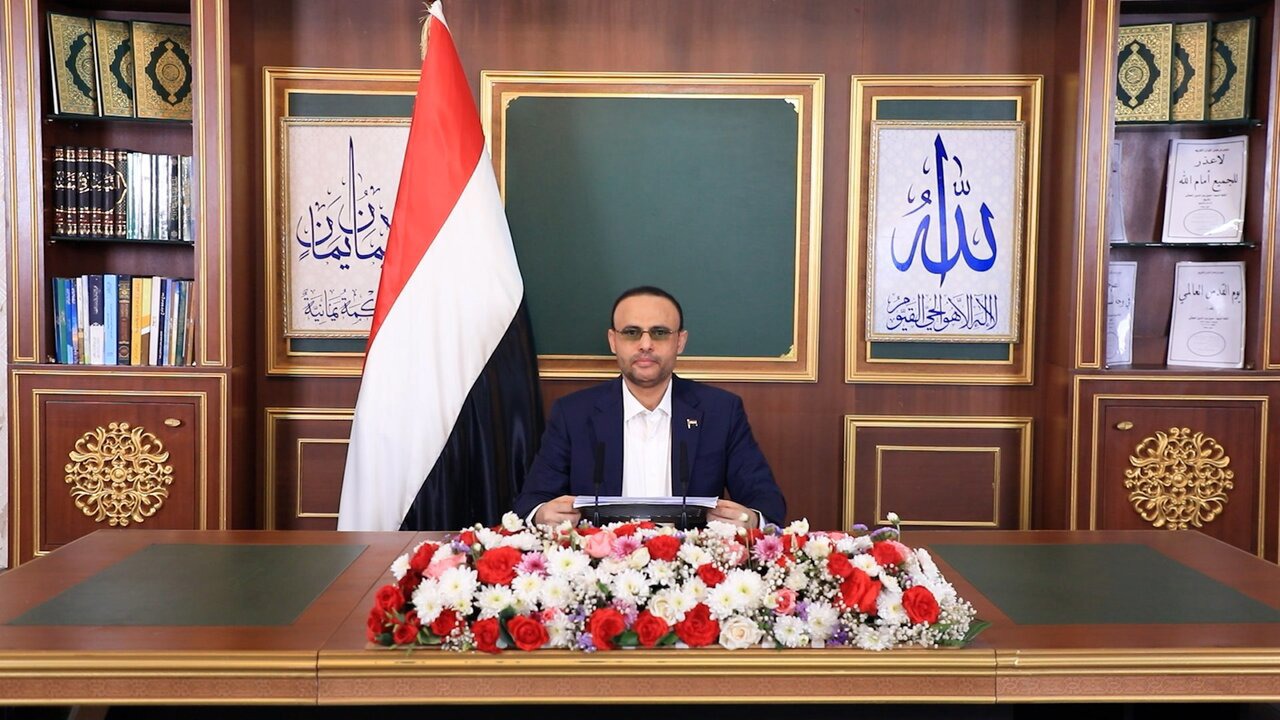 یمن در کنار ملت ایران و نظام اسلامی آن ایستاده است/  وحدت میادین، اصل ثابت سیاست یمن