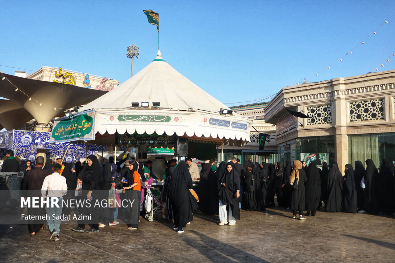 حضور مواکب هفت کشور درخدمت‌رسانی به زائران درایام شهادت حضرت معصومه(س)