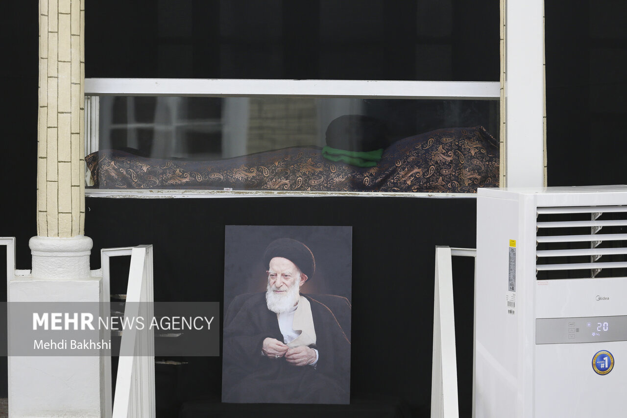 آیت‌الله سبحانی بر پیکر آیت‌الله شبیری زنجانی نماز اقامه می‌کند