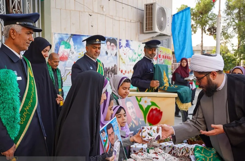 همراهی خدام حرم شاهچراغ با فرزند شهید اقتدار میهن در روز اول مدرسه